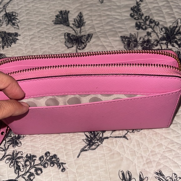 Beautiful flamingo color Kate Spade large zippered wallet strawberry collection - Picture 2 of 7
